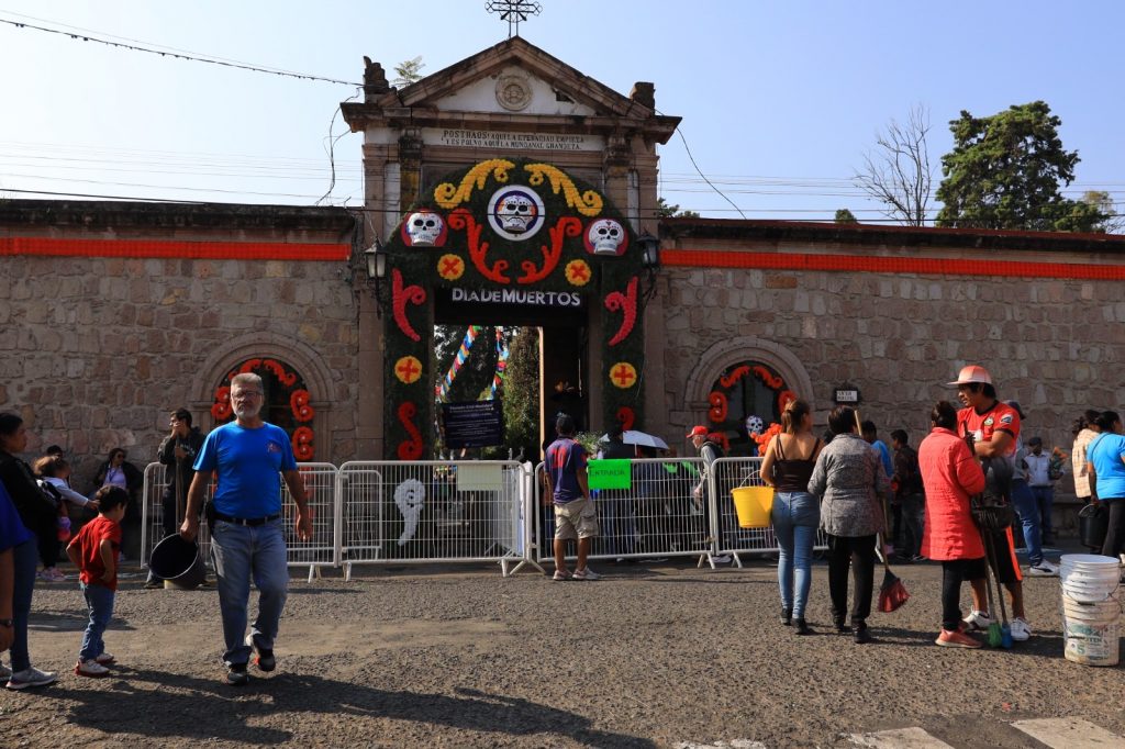 Visitantes del Panteón Municipal de Morelia, destacan limpieza y seguridad 1 617a8b52 5784 4e70 9eba ac1ea600c7c0