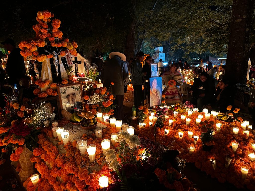 Noche de Muertos en Michoacán cautiva a turistas nacionales y extranjeros 5 89f0485c bc76 4911 8255 9c5eb960ef0b