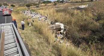 Tragedia en la Jacona – Los Reyes, camión recolector de basura se desbarranca; hay dos muertos