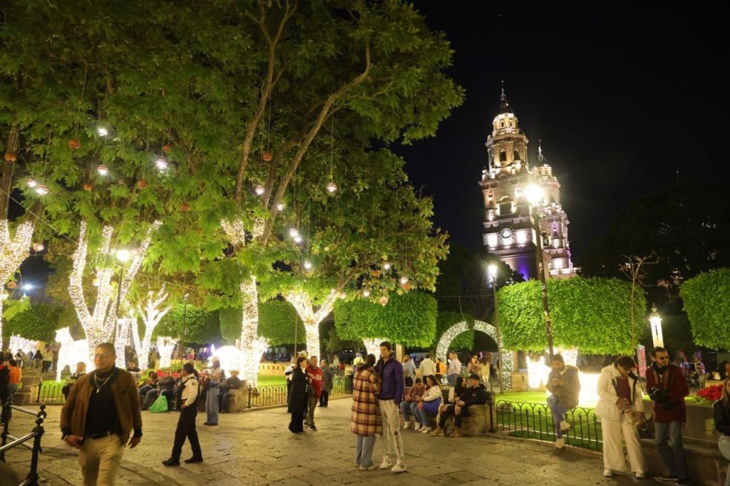 Disfrutan morelianas y morelianos encendido navideño y Pista de Hielo 1 3ca6eda5 6dc4 4113 b424 025677cece1d