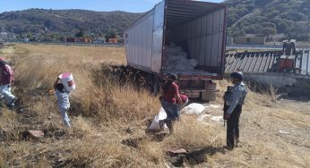 Tráiler vuelca en el municipio de Copándaro de Galeana; ocupante resulta herido