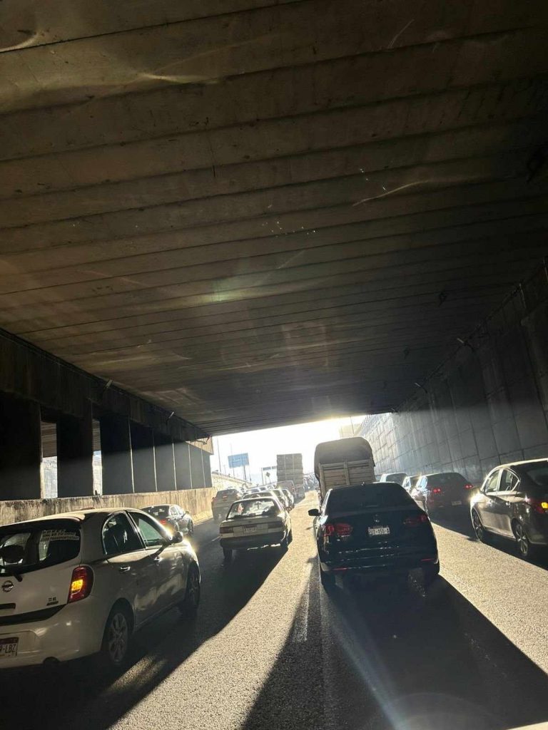 Vehículo vuelca en el libramiento norte de Morelia 1 766fd40d e0b3 426b 8d5a 29d883f70472