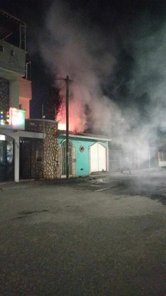 Arde árbol en domicilio de la colonia Villas del Real, Morelia 1 91de0bf5 d0b2 4a69 b3d5 cf408ca8c2c1 1