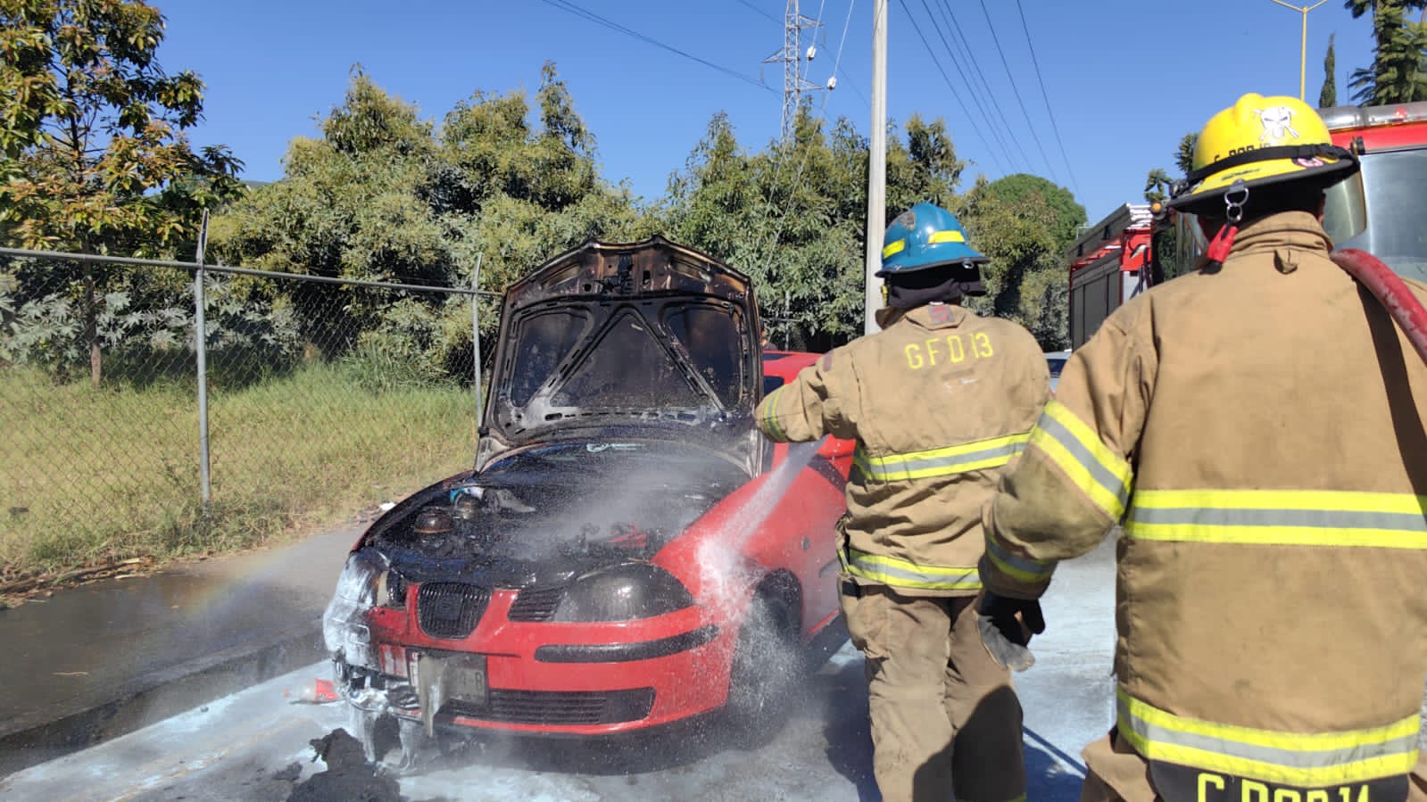 Se registra incendio de vehículo a un costado del Cereso de Uruapan