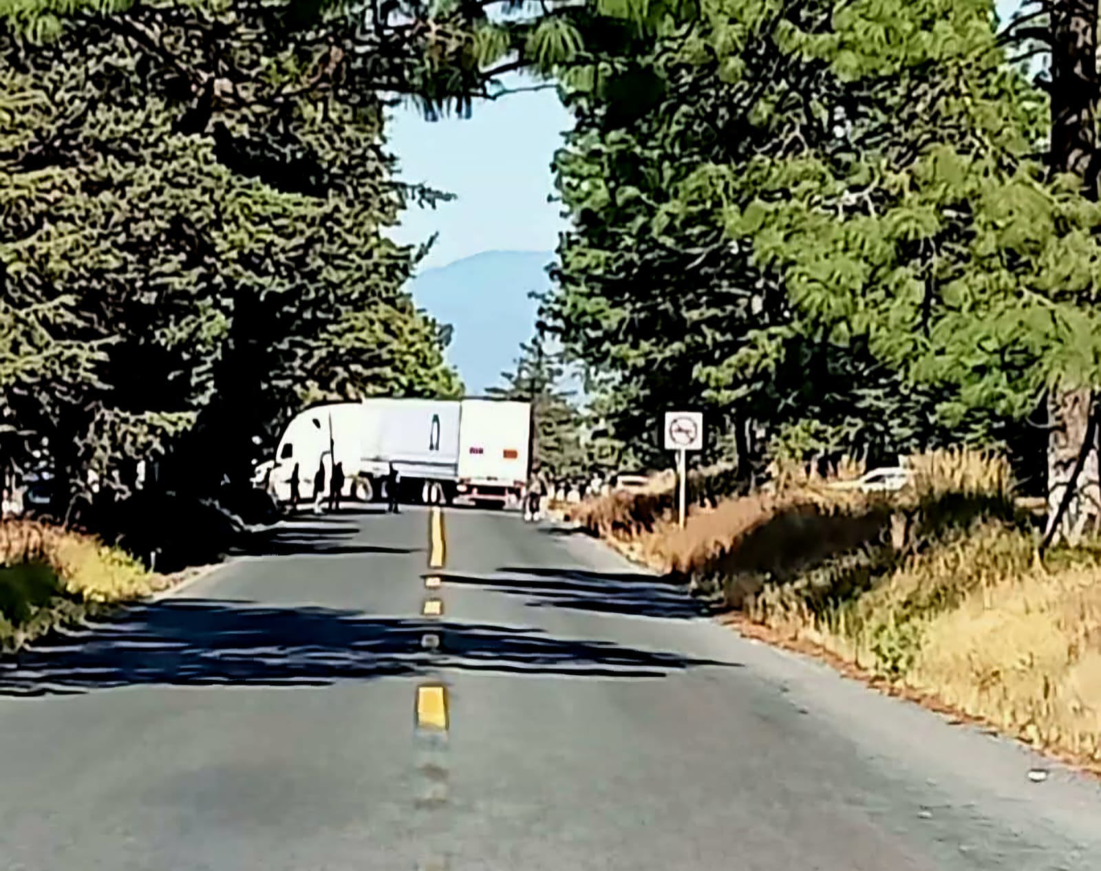 Persecución de camioneta maderera, deriva en conflicto entre comuneros y policías en Capacuaro