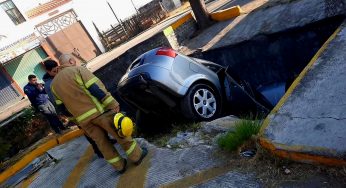 Auto cae a un canal en Tarímbaro; en Morelia, adulto mayor sufre caída 
