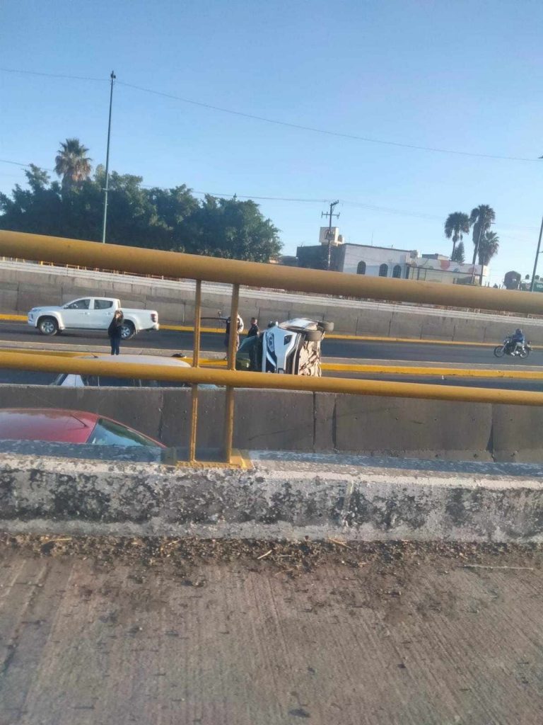 Vehículo vuelca en el libramiento norte de Morelia 2 bc0f408a 1f0e 462d 9af0 67f95ead0f45