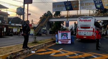 Comuneros bloquean la salida de Uruapan por desaparición de un habitante de Caltzontzin