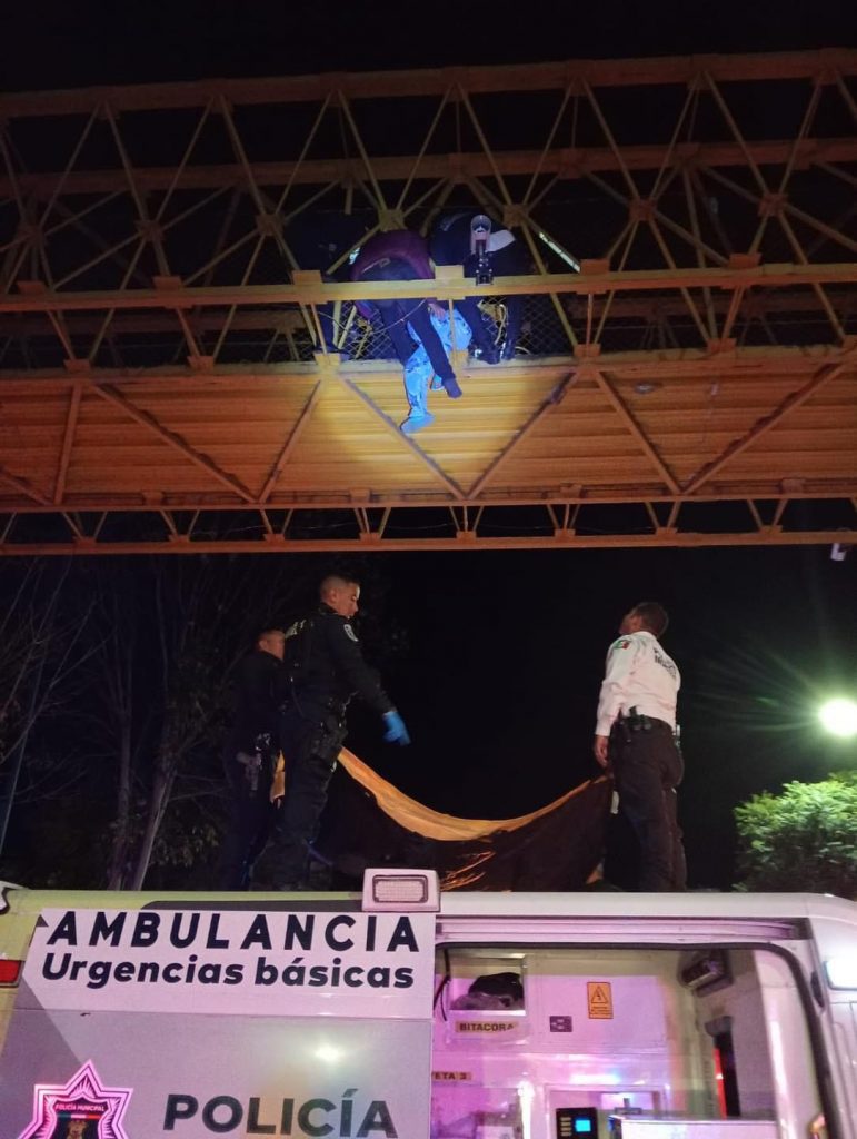 Policía Morelia evita que mujer se arrojara de un puente peatonal. 1 f836de8f 387d 421b 856a f88e89774cde