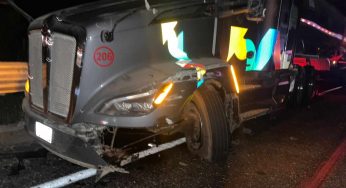Se registra choque lateral entre dos camiones de carga en la autopista Siglo XXI