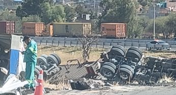Tráiler vuelca en el municipio de Copándaro de Galeana; ocupante resulta herido 