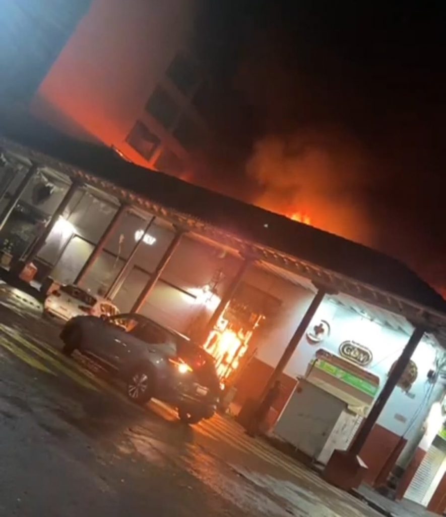Bar “Katara” es consumido por voraz incendio, en el Centro de Uruapan 2 6385a29e 4818 48f3 a090 c3c996fc5a4e