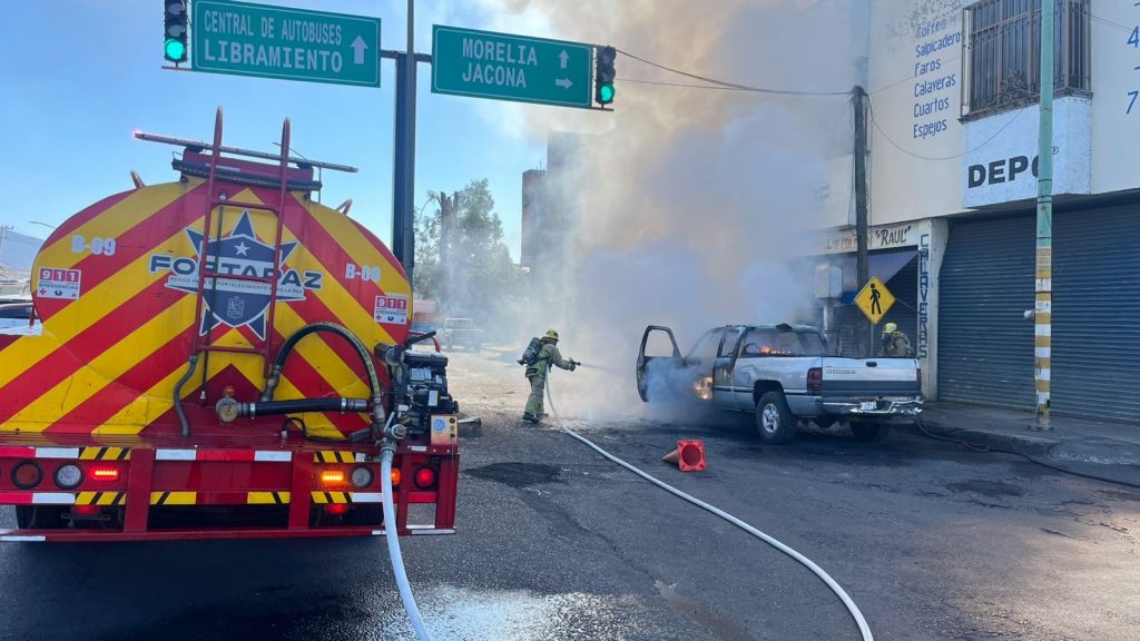 Se incendia camioneta por aparente falla, en Zamora 3 7a69dd6c 03e5 43e0 b61a 09243e94ab36