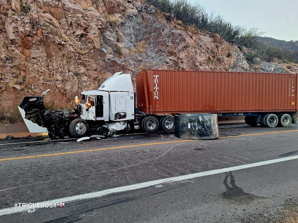 Trailer choca contra rollo de metal que cayó de otro camión de carga, en la autopista Siglo XXI 2 9f4f9a15 9b21 4db7 a588 4ccfbf823fc2
