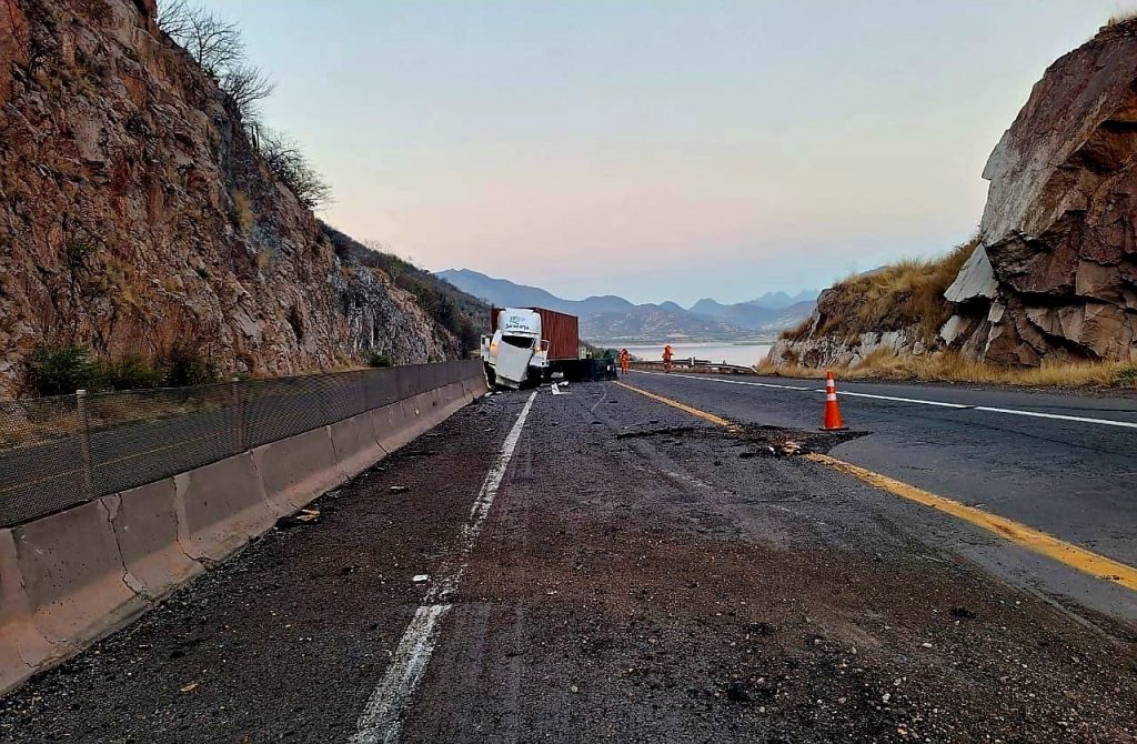 Trailer choca contra rollo de metal que cayó de otro camión de carga, en la autopista Siglo XXI 3 c2a6c1f9 8935 4614 a6b2 52edc5a57e95