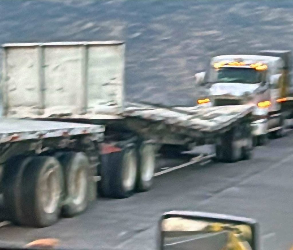 Trailer choca contra rollo de metal que cayó de otro camión de carga, en la autopista Siglo XXI 1 d9e71219 80b5 4581 a6ce 96420943cfb7