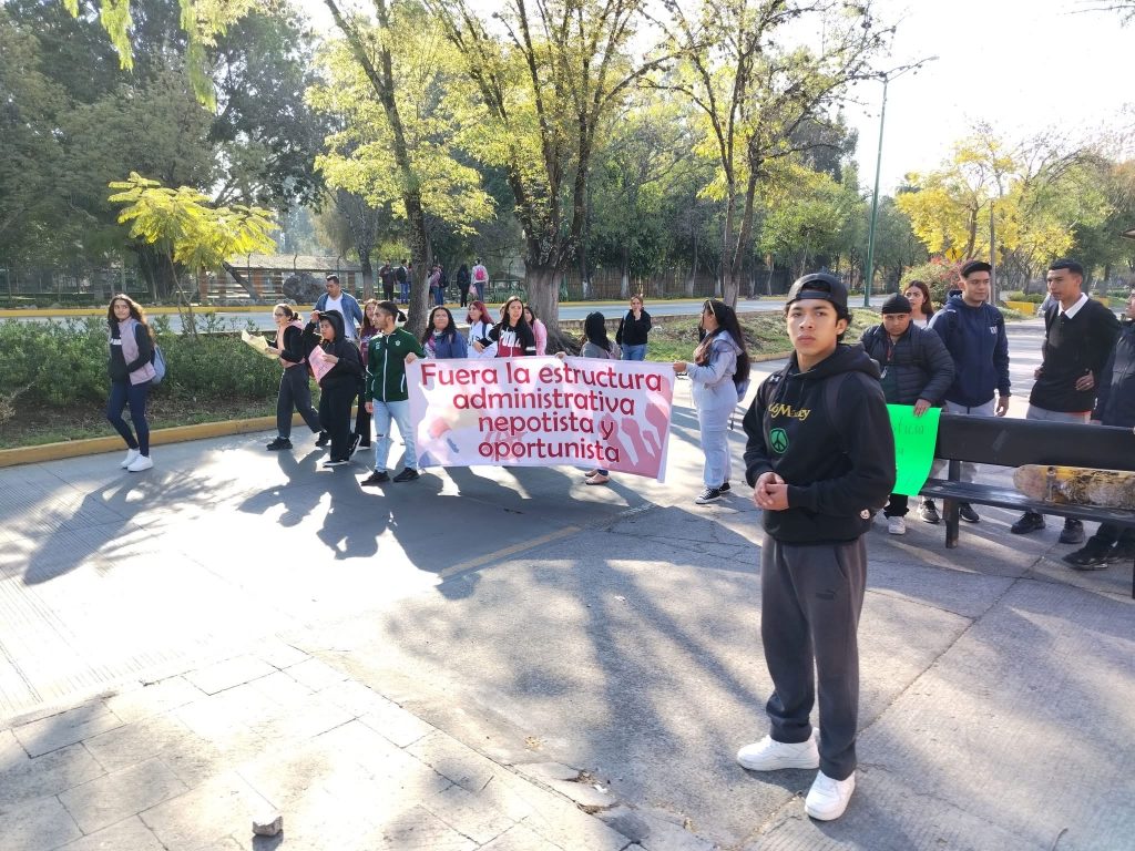 Estudiantes del IMCED se manifestaron en Morelia 1 IMG 3188