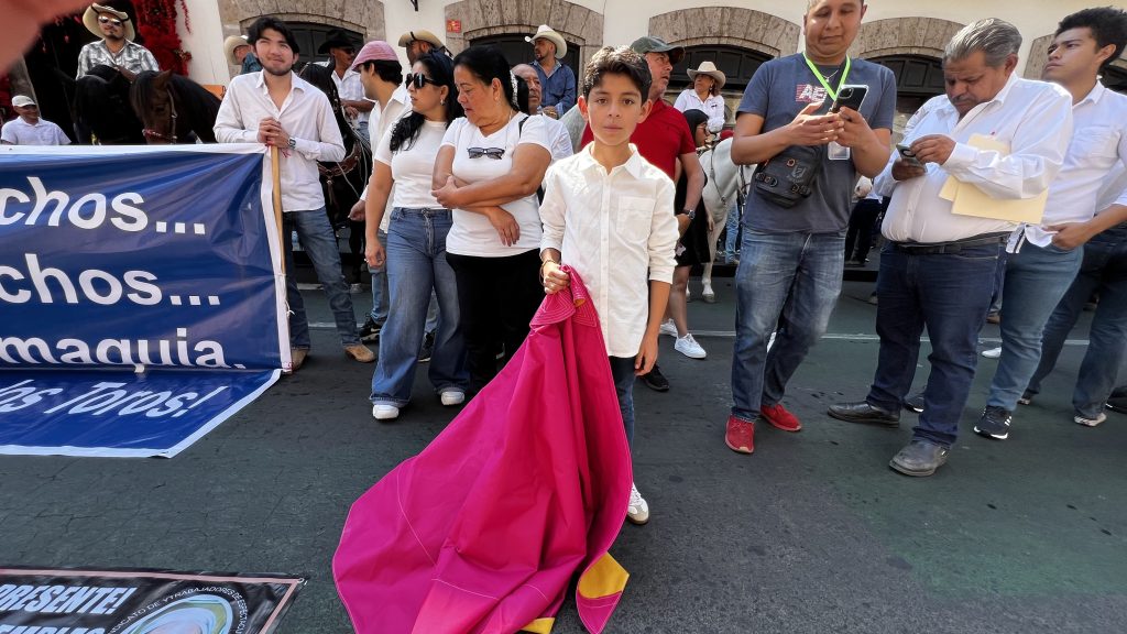 Se manifestaron gallero y taurinas en Morelia pafa exigir libertad en sus tradiciones 2 IMG 4073