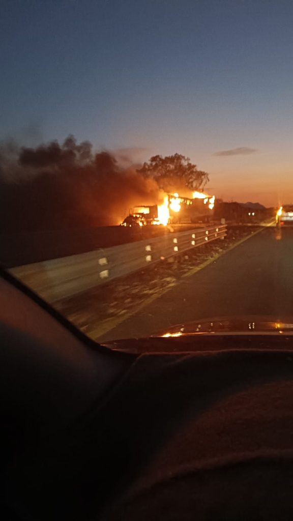 "Tiris" bloquean la Morelia-Pátzcuaro y queman tráiler 3 01682184 4c63 48bd 8851 72116564ccc6