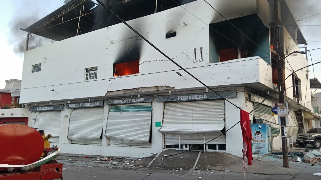 Registra fuerte explosión e incendio en la tienda “Abarrotes Super Cacho” de Apatzingán 1 12dc1d0b b2a4 46b6 99e5 5455759fe085