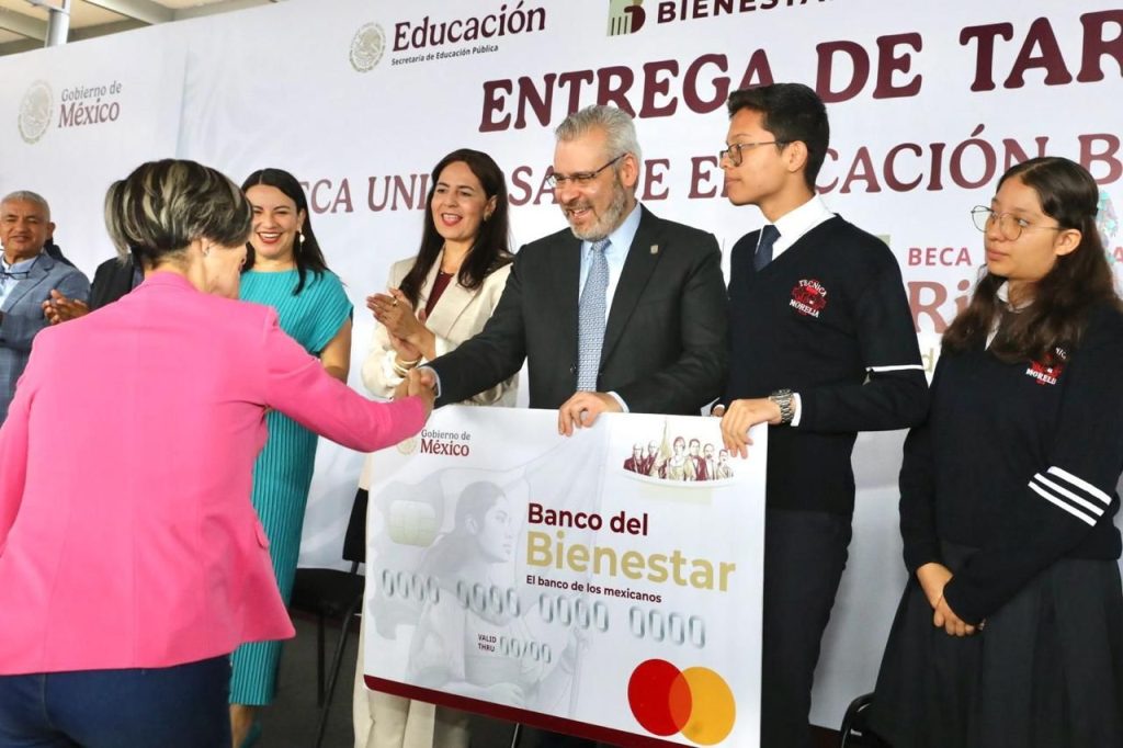 Entrega Bedolla tarjetas de la beca Rita Cetina para 208 mil estudiantes de secundaria 1 1411bf03 2773 4318 9470 47ec8dca58ed
