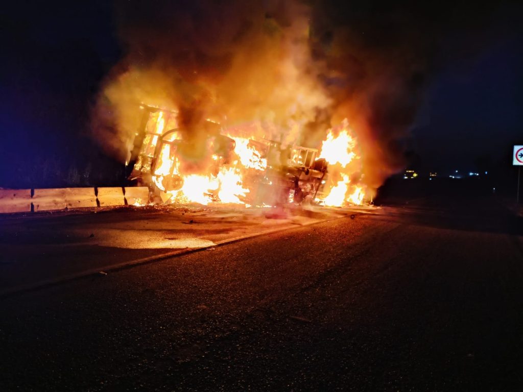 Camión limonero vuelca y se incendia en la carretera Apatzingán – Cuatro Caminos 2 6464e25a d619 4047 b5cb f7e003622019