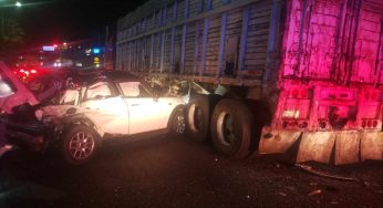 Auto choca contra tráiler en el libramiento de Morelia