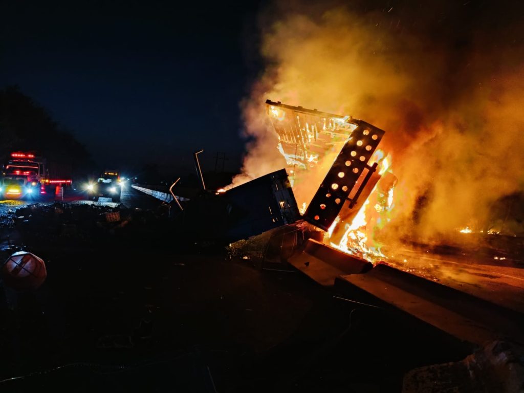 Camión limonero vuelca y se incendia en la carretera Apatzingán – Cuatro Caminos 1 9970c4f2 5b9c 4857 82b4 3b0f2138f12e