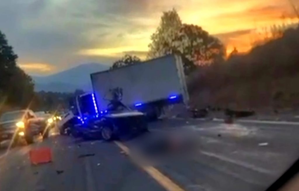 Brutal choque deja un muerto y un herido, sobre la salida de Uruapan a la autopista Siglo XXI 2 9ce7c3a2 eed0 4a62 9b38 a410f67ec200 1