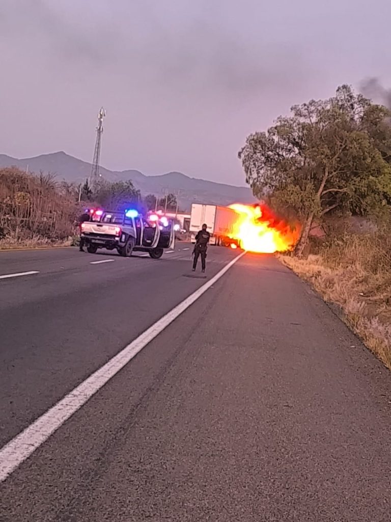 "Tiris" bloquean la Morelia-Pátzcuaro y queman tráiler 2 9ea96f64 6736 4c43 8a8c 8e9eb01c11d5