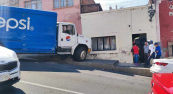 Camión fresquero choca contra banqueta y casa al norte de Morelia