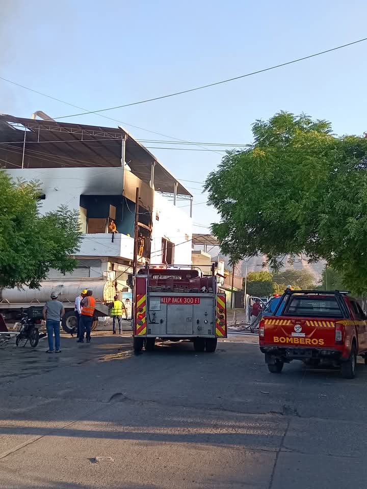 Registra fuerte explosión e incendio en la tienda “Abarrotes Super Cacho” de Apatzingán 3 c2adf817 9121 40df 90b0 ef3ba5277ea6