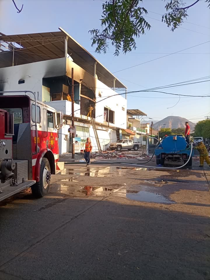 Registra fuerte explosión e incendio en la tienda “Abarrotes Super Cacho” de Apatzingán 4 ddc4d376 7054 4d4b 805b 257c2fef3446