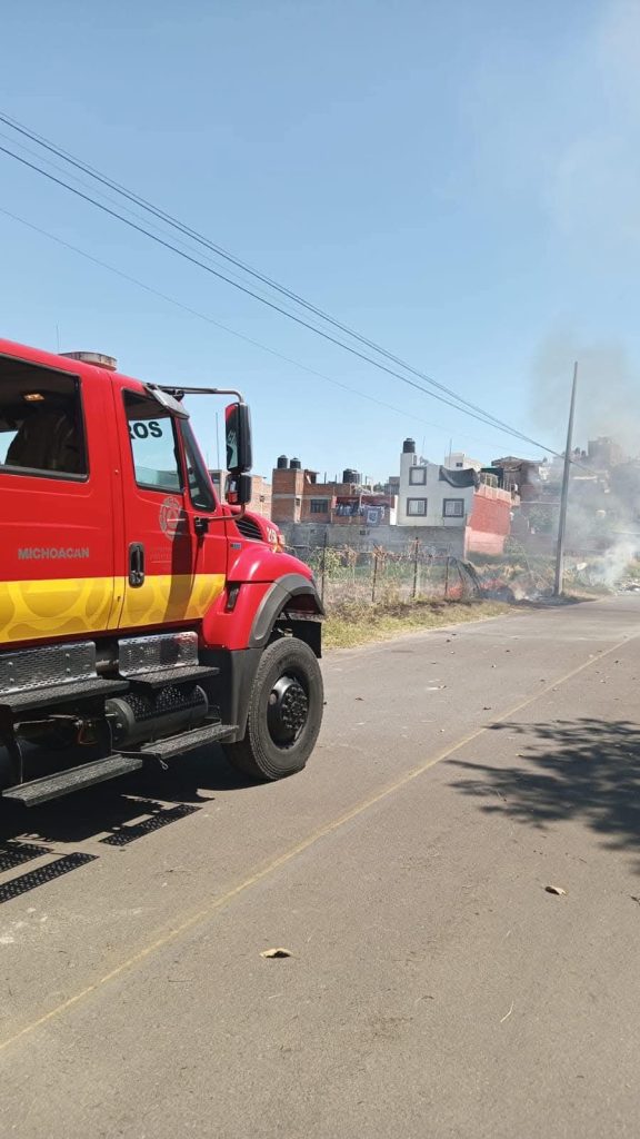 Incendio en lote baldío de la colonia Obrera moviliza a los bomberos, en Morelia 2 e58de4c5 7d00 46e2 889d bef3a6541903