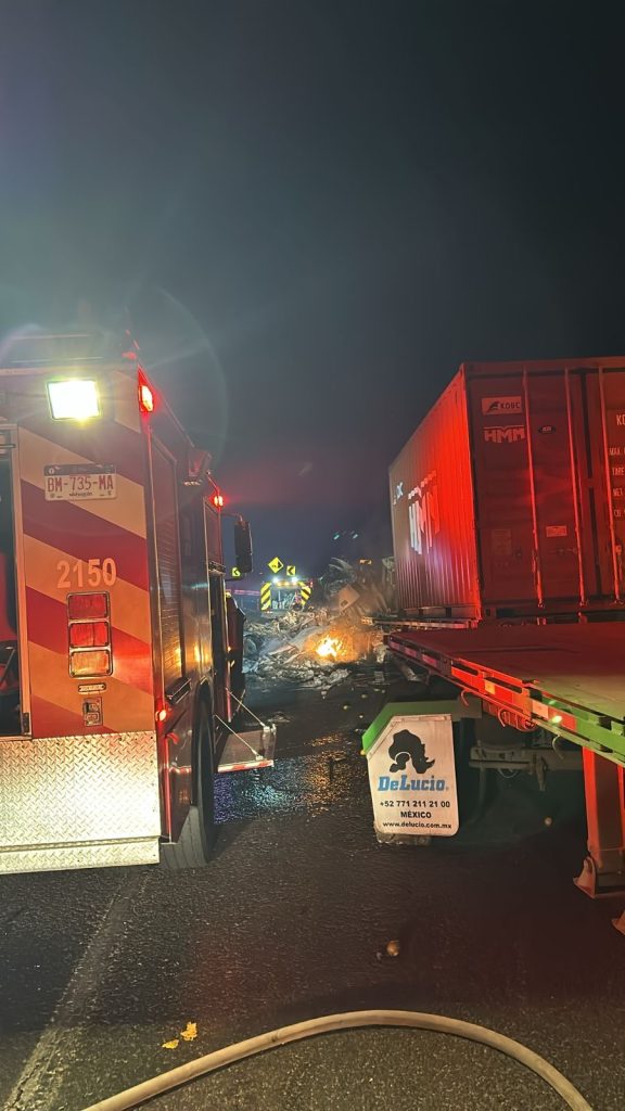 Se accidentan 3 vehículos de carga en la Pátzcuaro-Cuitzeo; al parecer hay un muerto y un herido, quien sufrió quemaduras. 1 189a80cb fb1d 412b 84a2 bb9ccefb63db