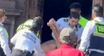 Sujeto desnudo es detenido por policías en el atrio de la Catedral de Morelia