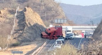 Trailer se accidenta en autopista Siglo XXI, no hay víctimas 
