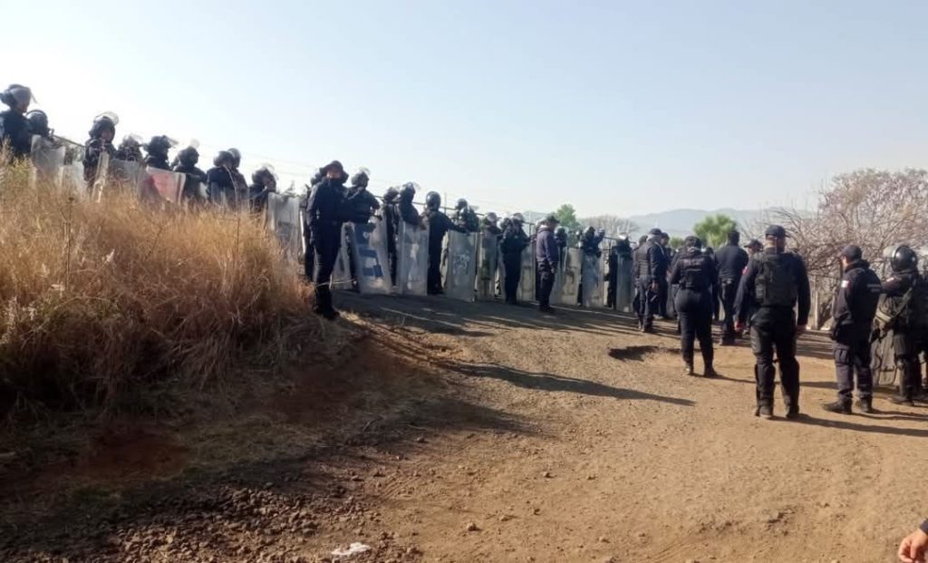 "Tiris" intentan bloquear la Morelia-Pátzcuaro y agreden a los oficiales del AROP; hay 1 agente herido 1 c7a276d3 0a42 43a7 8cc0 121af294b83e