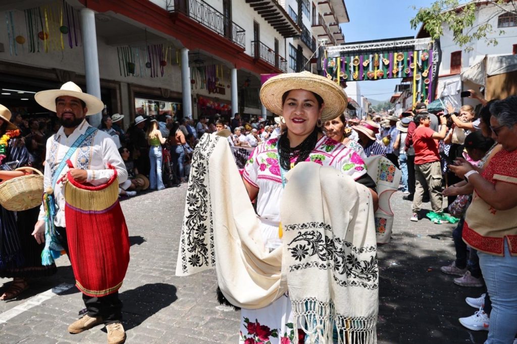 Con tradicional desfile inicia Tianguis Artesanal de Domingo de Ramos en Uruapan 1 ced2f0ce 1a88 499a ae97 fc31789fca6e