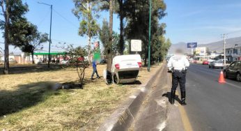 Volcadura de auto deja un herido en el libramiento norte de Morelia