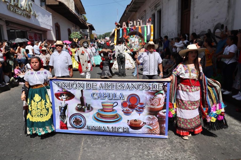 Con tradicional desfile inicia Tianguis Artesanal de Domingo de Ramos en Uruapan 4 e701fe94 3fc0 467e 925d d68570f992ca