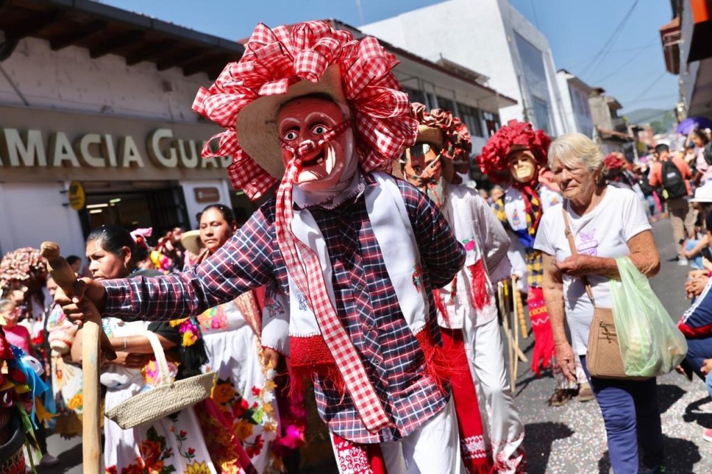 Con tradicional desfile inicia Tianguis Artesanal de Domingo de Ramos en Uruapan 5 ec944697 31d1 448f 9d60 e59f34f995df