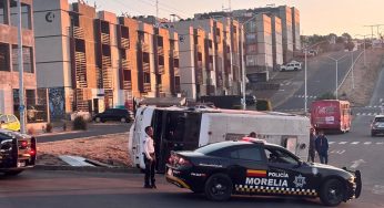 Vuelca camión de pasajeros en el fraccionamiento Camponubes, Morelia