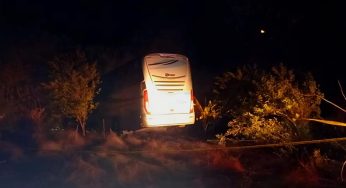 Muere chofer de autobús al accidentarse sobre la carretera Huetamo-Cumburindio