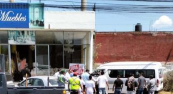 Fallece chofer de combi Ruta Gris 2 al chocar contra negocio mueblero en Morelia; hay 5 heridos