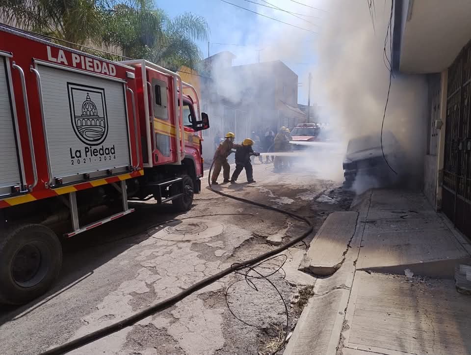 Incendio de pastizal alcanza a una camioneta estacionada, en La Piedad 2 d06d882d 653e 4861 9a75 101e5ccce6eb