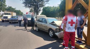 ¡Trazzzzz! Auto es chocado por camión y proyectado contra puente peatonal al norte de Morelia