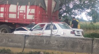 Choque de taxi contra camión de carga deja un herido en la Morelia-Salamanca 